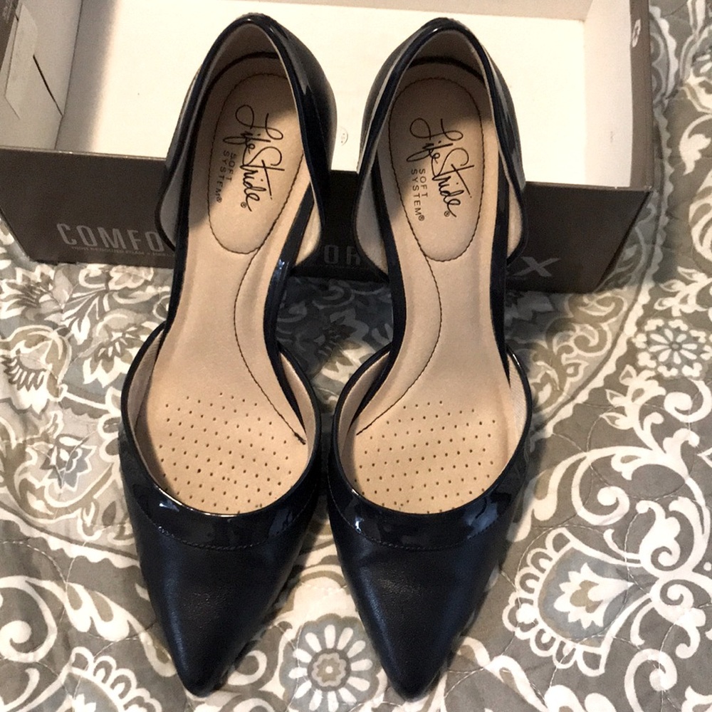 Comfy navy heels